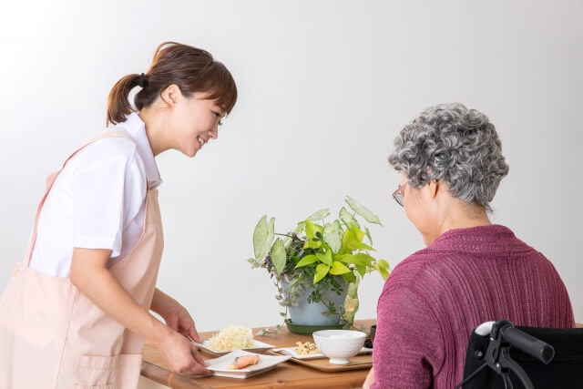 高齢者が食事を食べない原因と対処法について