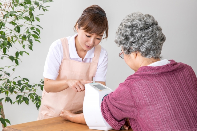 高齢者が高血圧になる原因と予防策とは